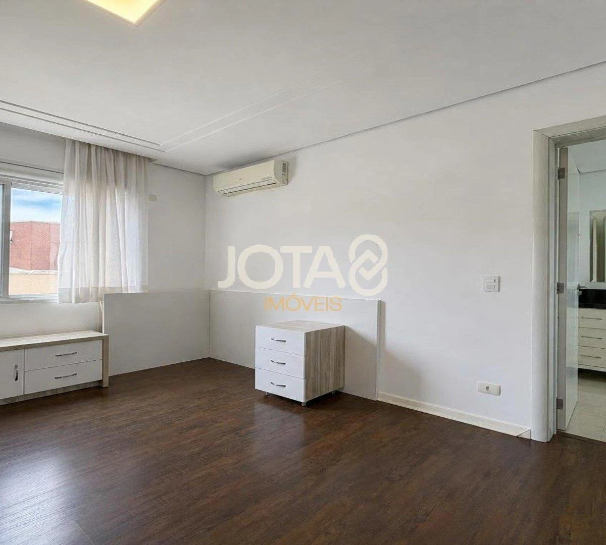 4-bedroom house with a glass-enclosed balcony in Curitiba — photo 15