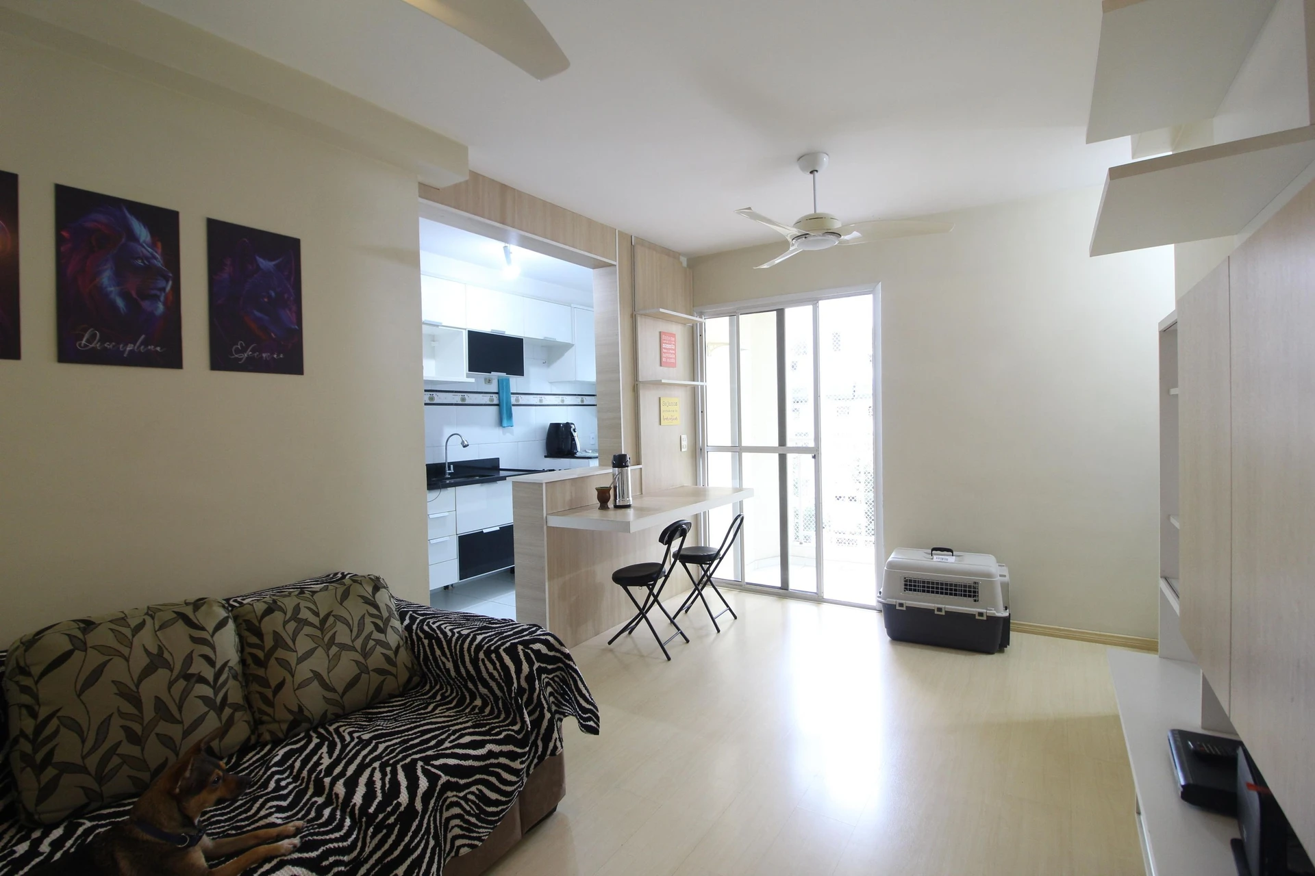Apartamento mobiliado com 2 quartos e varanda