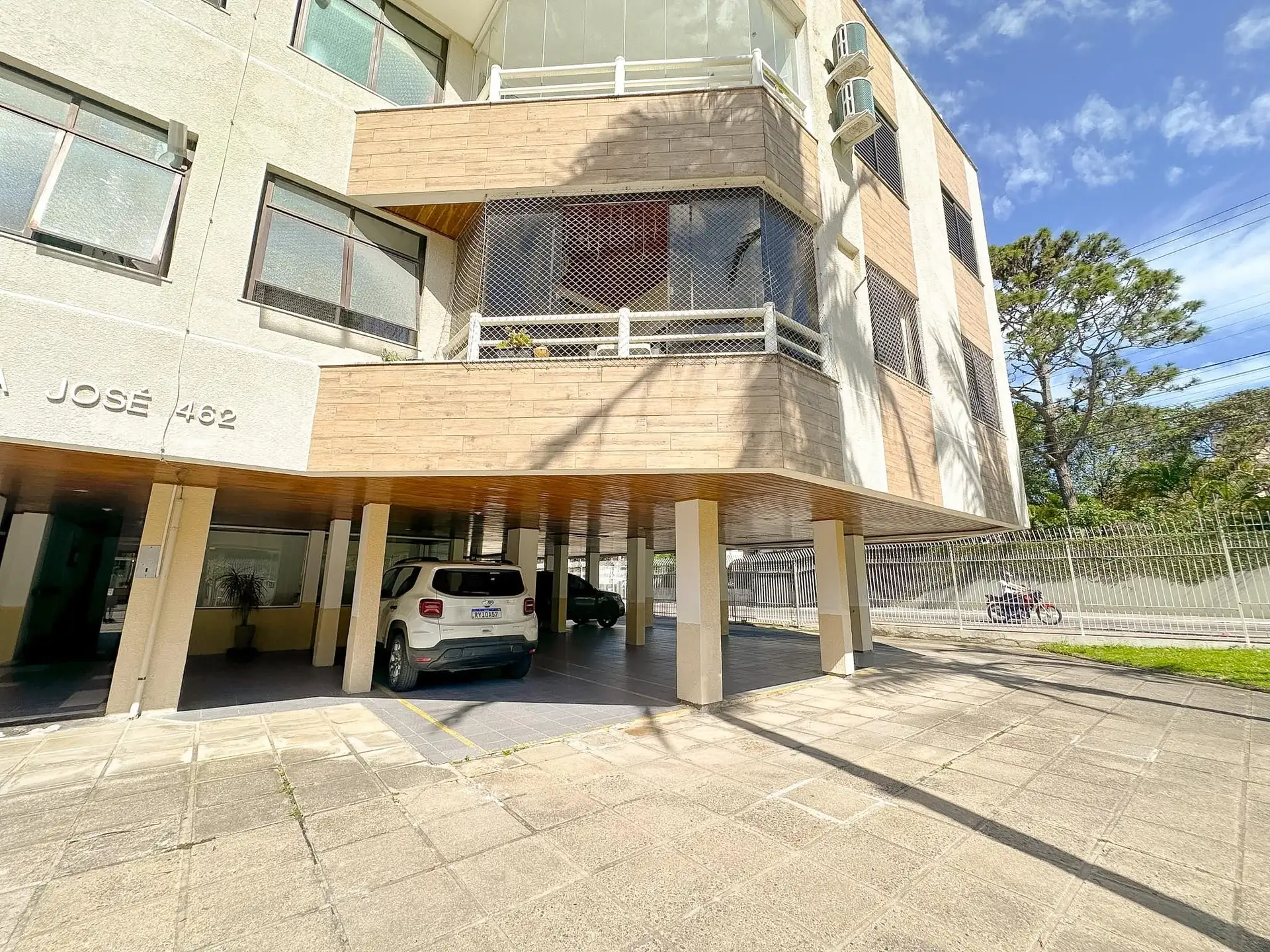 3-bedroom apartment with a grill on the balcony — photo 30