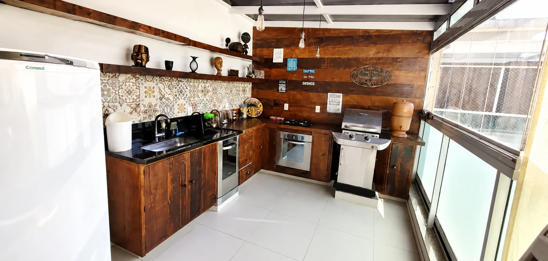 Glass-enclosed balcony in a 3-bedroom apartment, 200 m² — photo 2