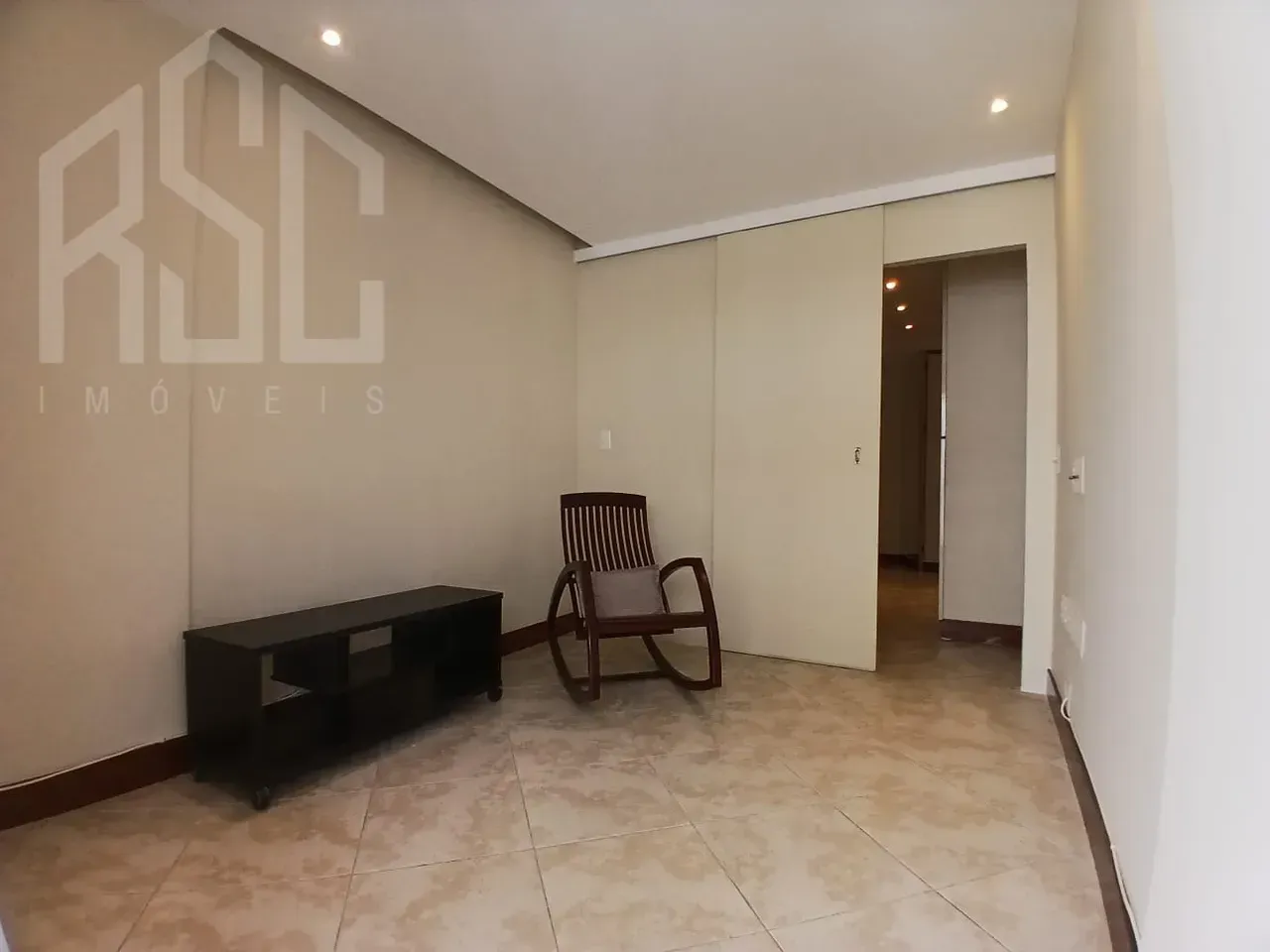 Balcony with a grill in a 2-bedroom apartment, 153 m² — photo 15