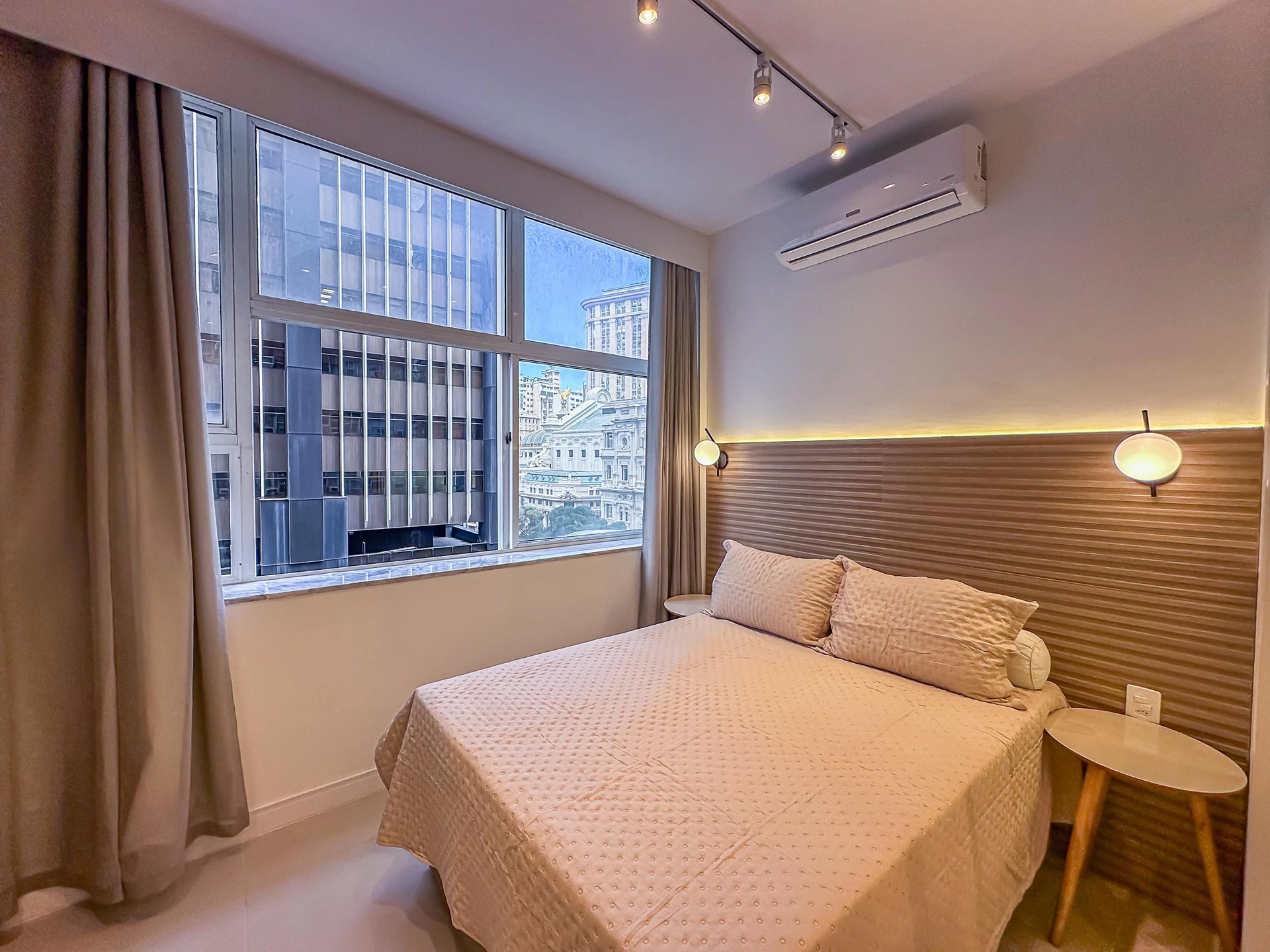 Furnished 1-bedroom apartment with an open-plan kitchen — photo 17