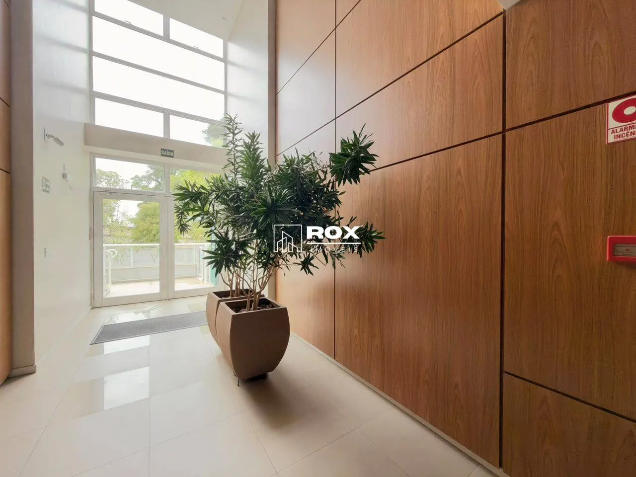 Glass-enclosed balcony in a 3-bedroom apartment, 105 m² — photo 36