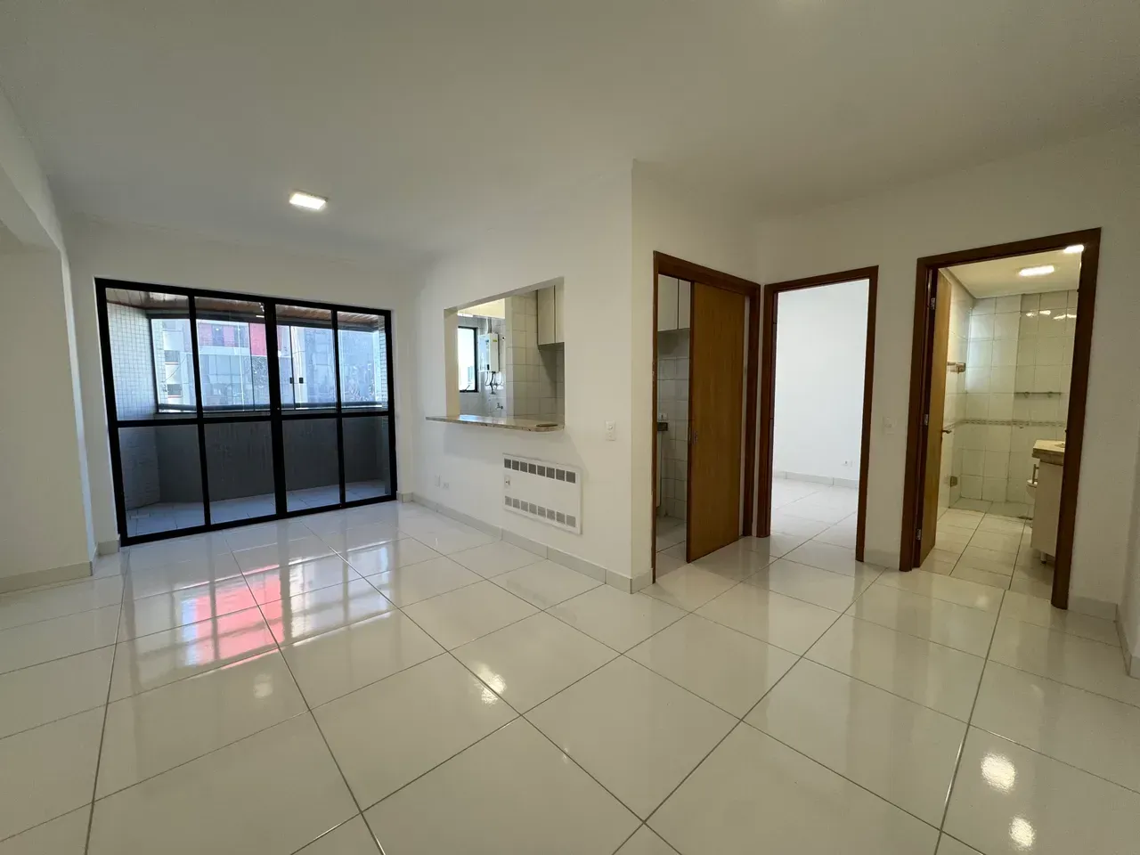 1-bedroom apartment with open-plan kitchen and balcony — photo 10