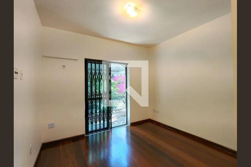 Rental house with 5 bedrooms and a balcony — photo 18
