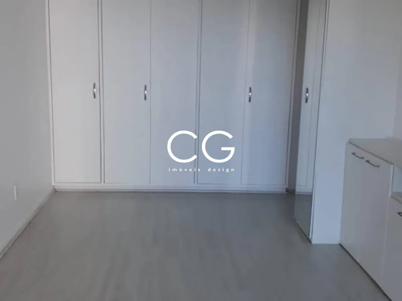 Rental apartment with 4 bedrooms and 240 m² with wood floors — photo 2