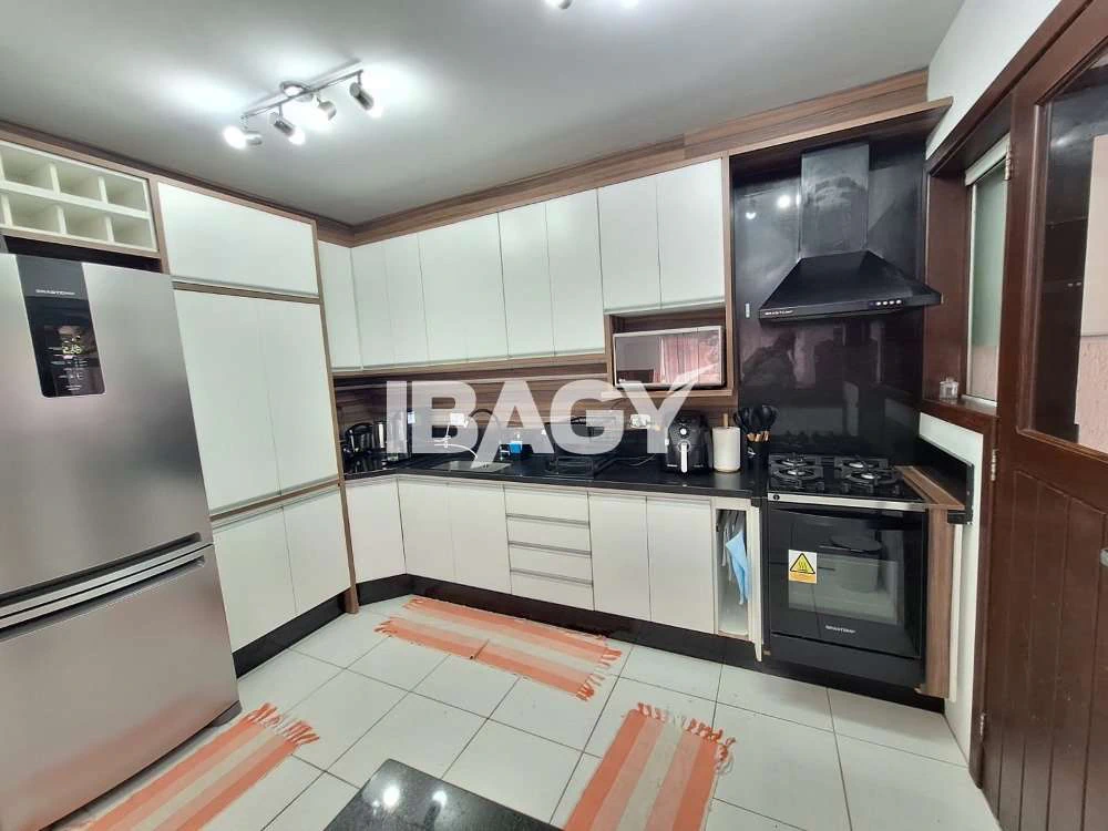 Furnished house with 3 bedrooms and an open kitchen