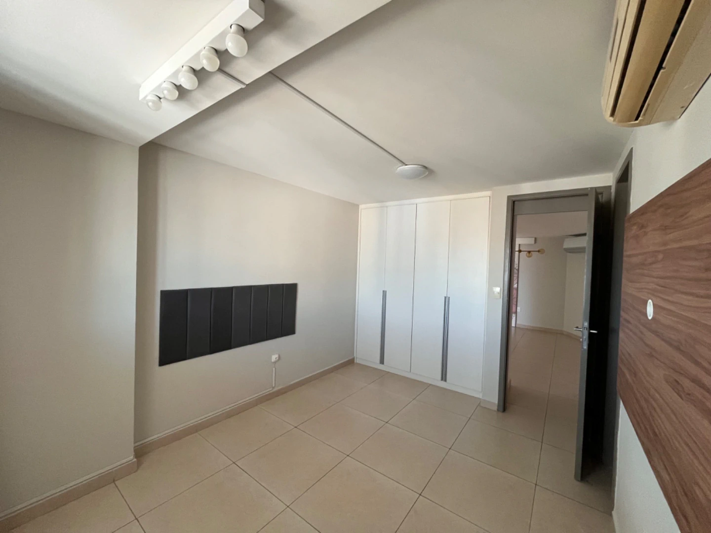 4-bedroom apartment in a building with a gym — photo 8