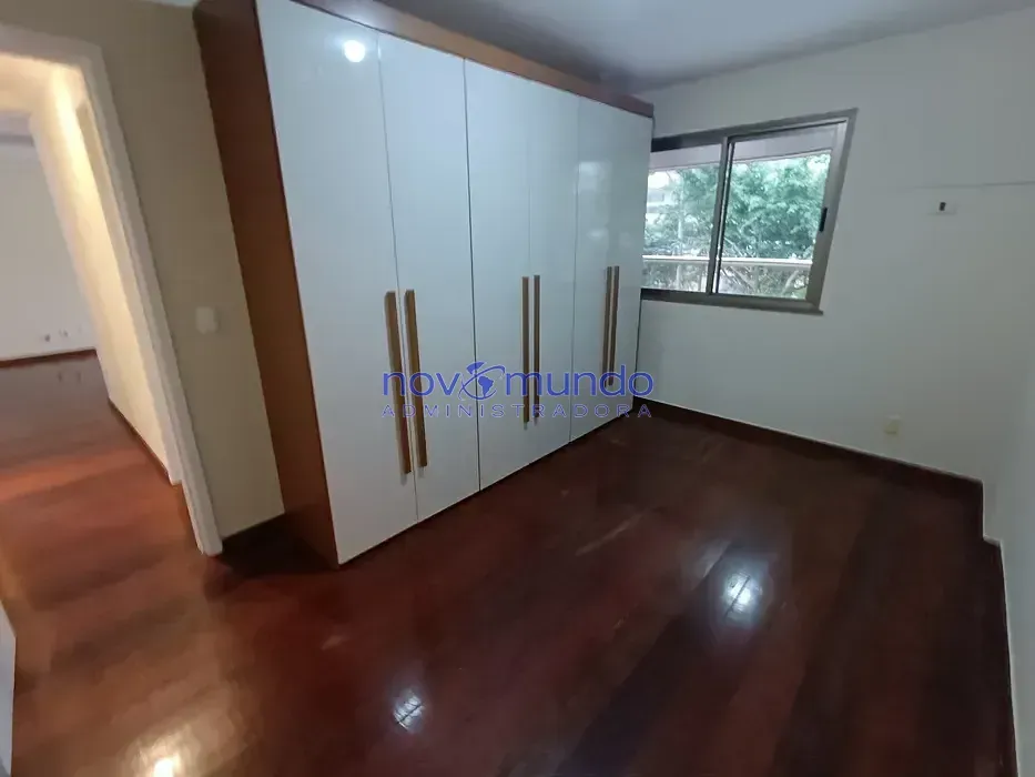Wood or laminate floors in a 3-bedroom apartment, 105 m² — photo 12