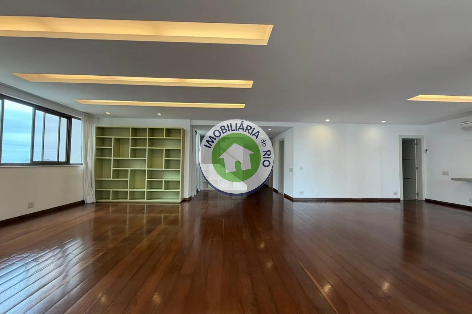 Apartment with 4 bedrooms and 5 bathrooms — photo 21