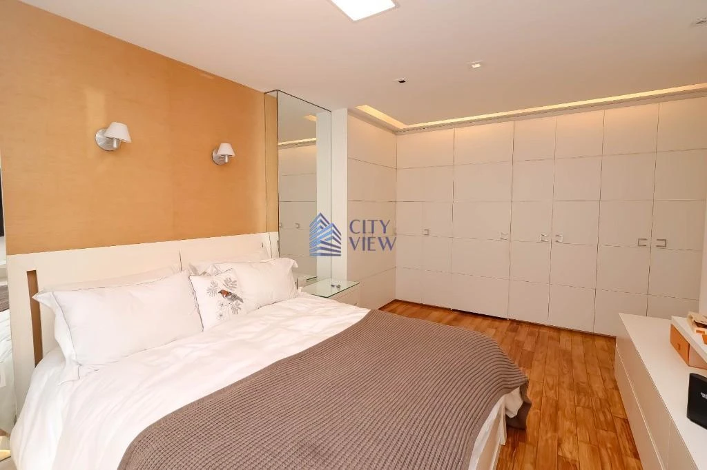Dishwasher in a 4-bedroom apartment, 280 m² — photo 14