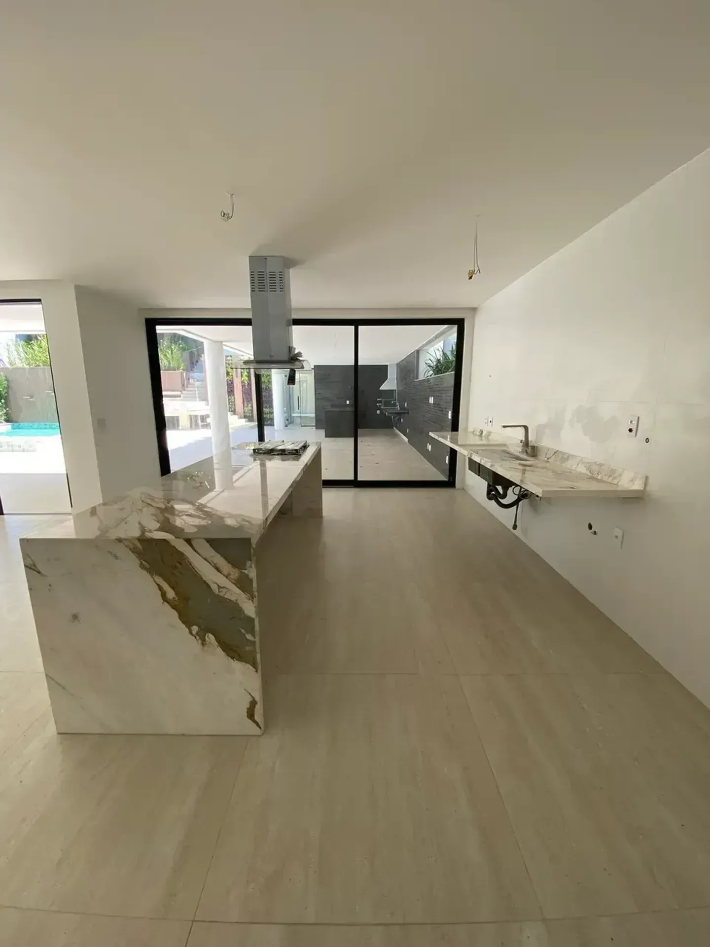Unfurnished house with 5 bedrooms and 5 bathrooms — photo 28