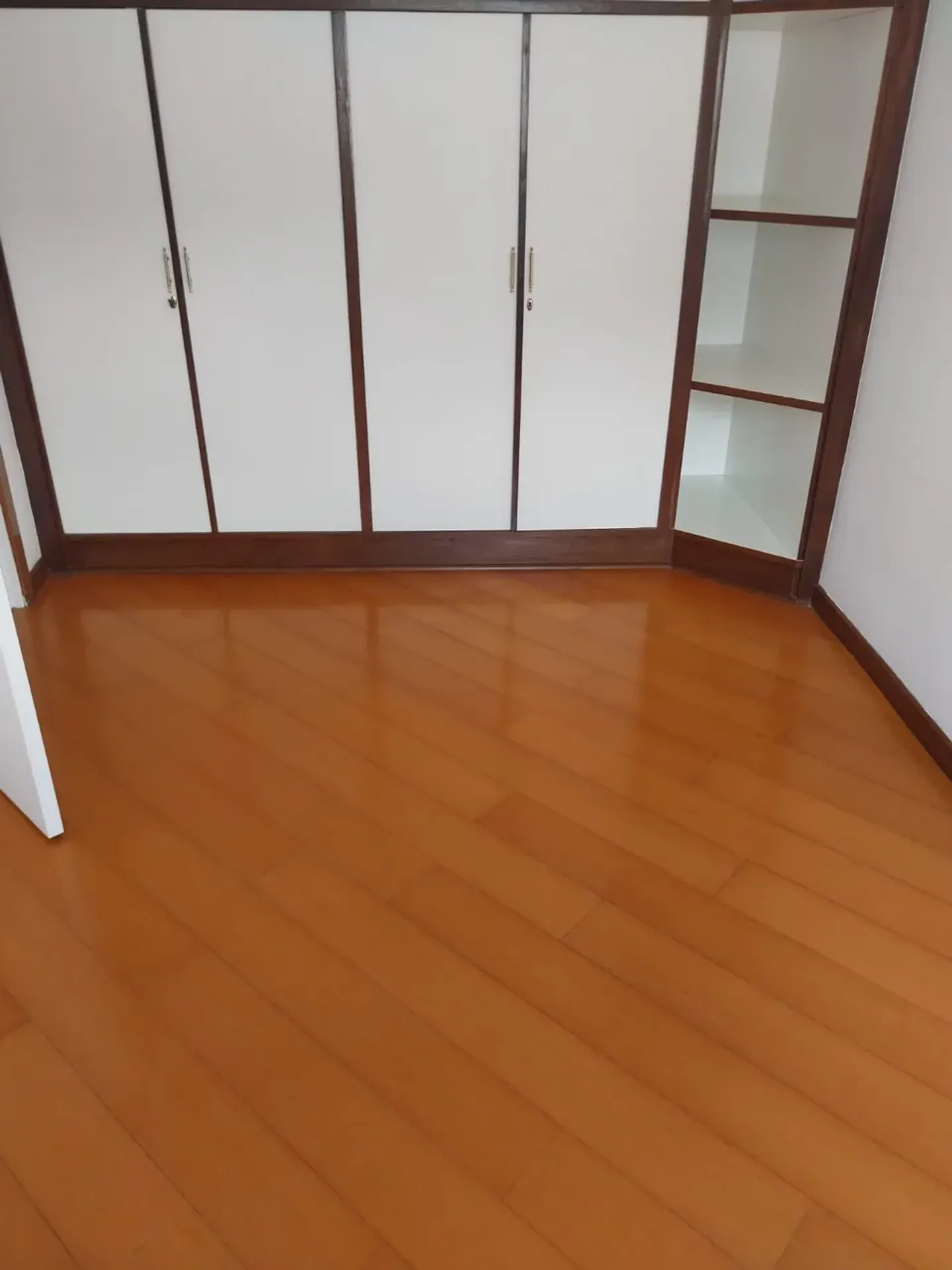 One-bedroom apartment with wood or laminate floors — photo 7