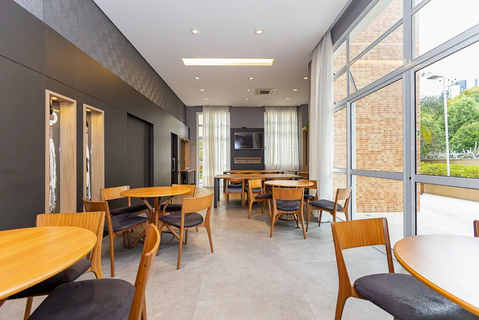 Glass-enclosed balcony in a 3-bedroom apartment, 110 m² — photo 31
