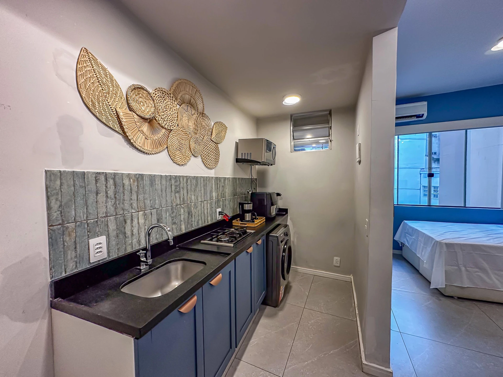 Furnished studio with glass shower and 1 bedroom — photo 3