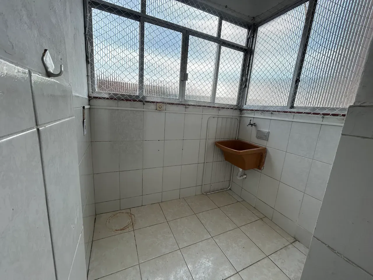 2-bedroom apartment with a glass shower enclosure — photo 4