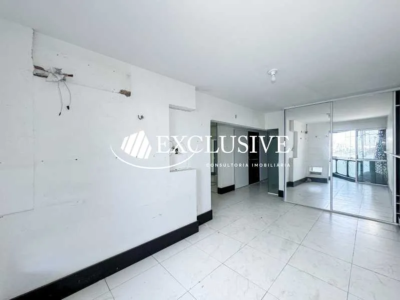 Residential apartment with 4 bedrooms and enclosed balcony — photo 19