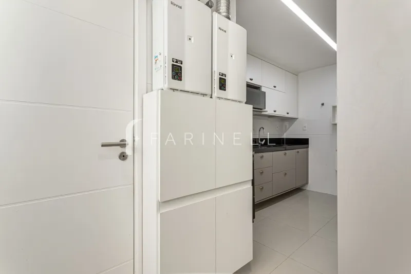 Glass-enclosed balcony in a 3-bedroom apartment, 136 m² — photo 20