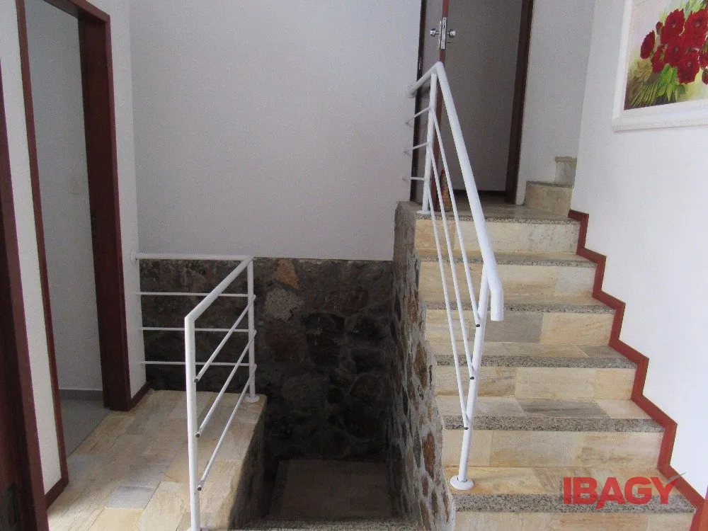 House with 4 bedrooms and 380 m², 2 parking spots — photo 2