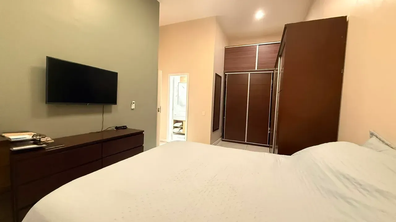 Furnished loft with 2 bedrooms and open-plan kitchen — photo 4