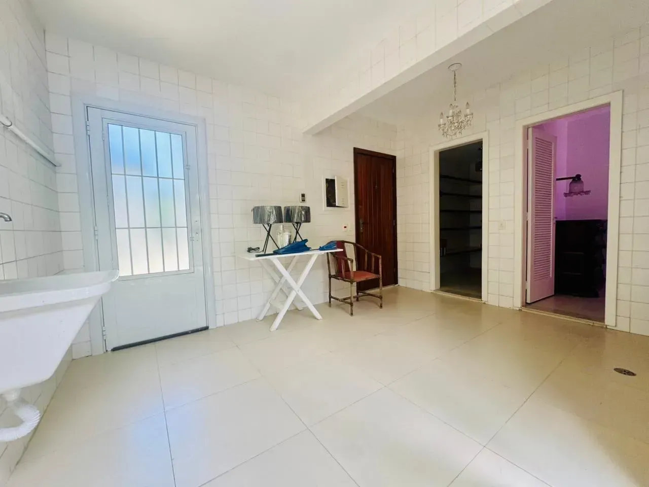 House with 5 suites and an integrated kitchen — photo 30
