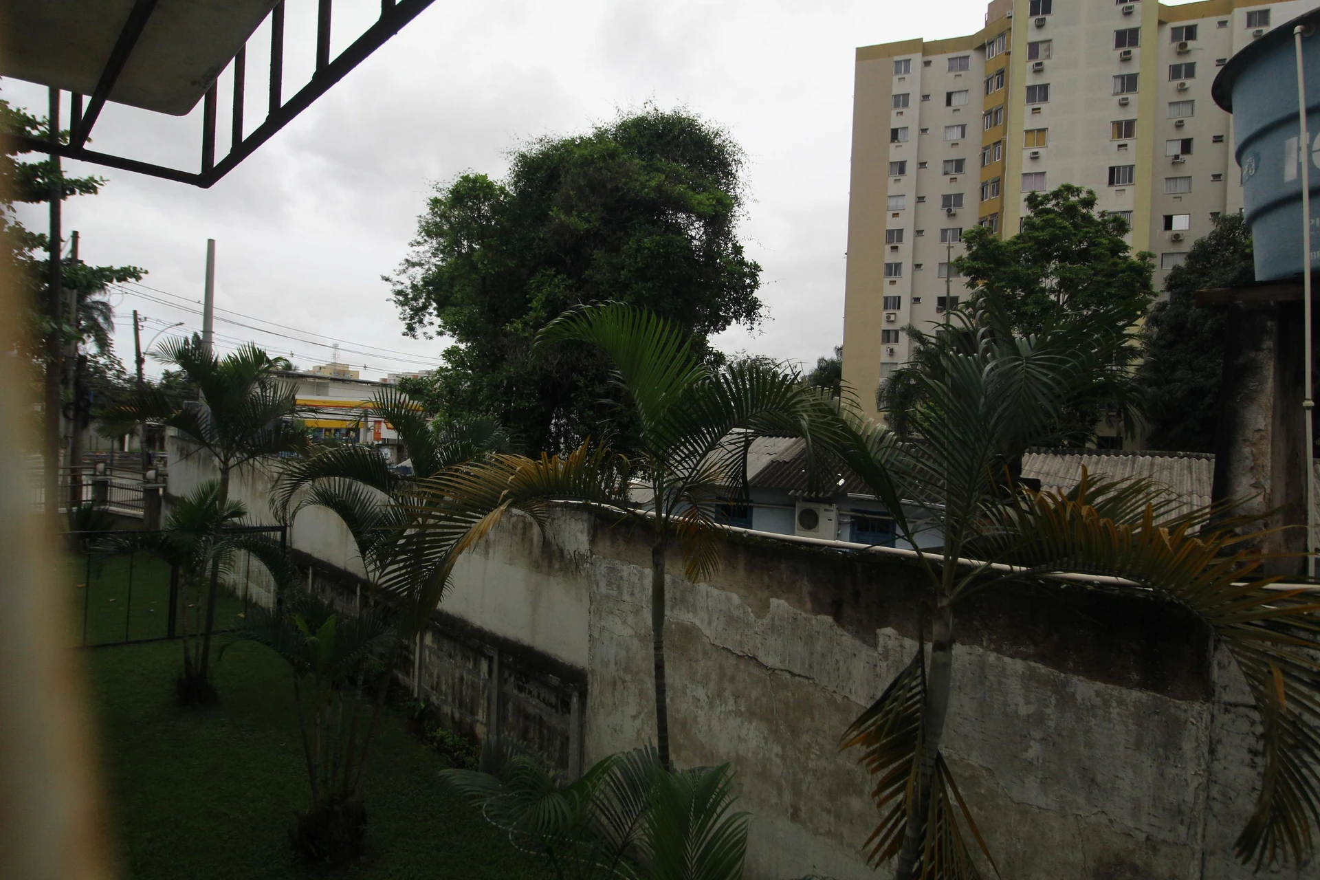 3-bedroom apartment in a building with a pool — photo 26