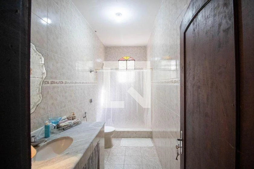 Furnished house with 4 bedrooms and 215 m² — photo 24
