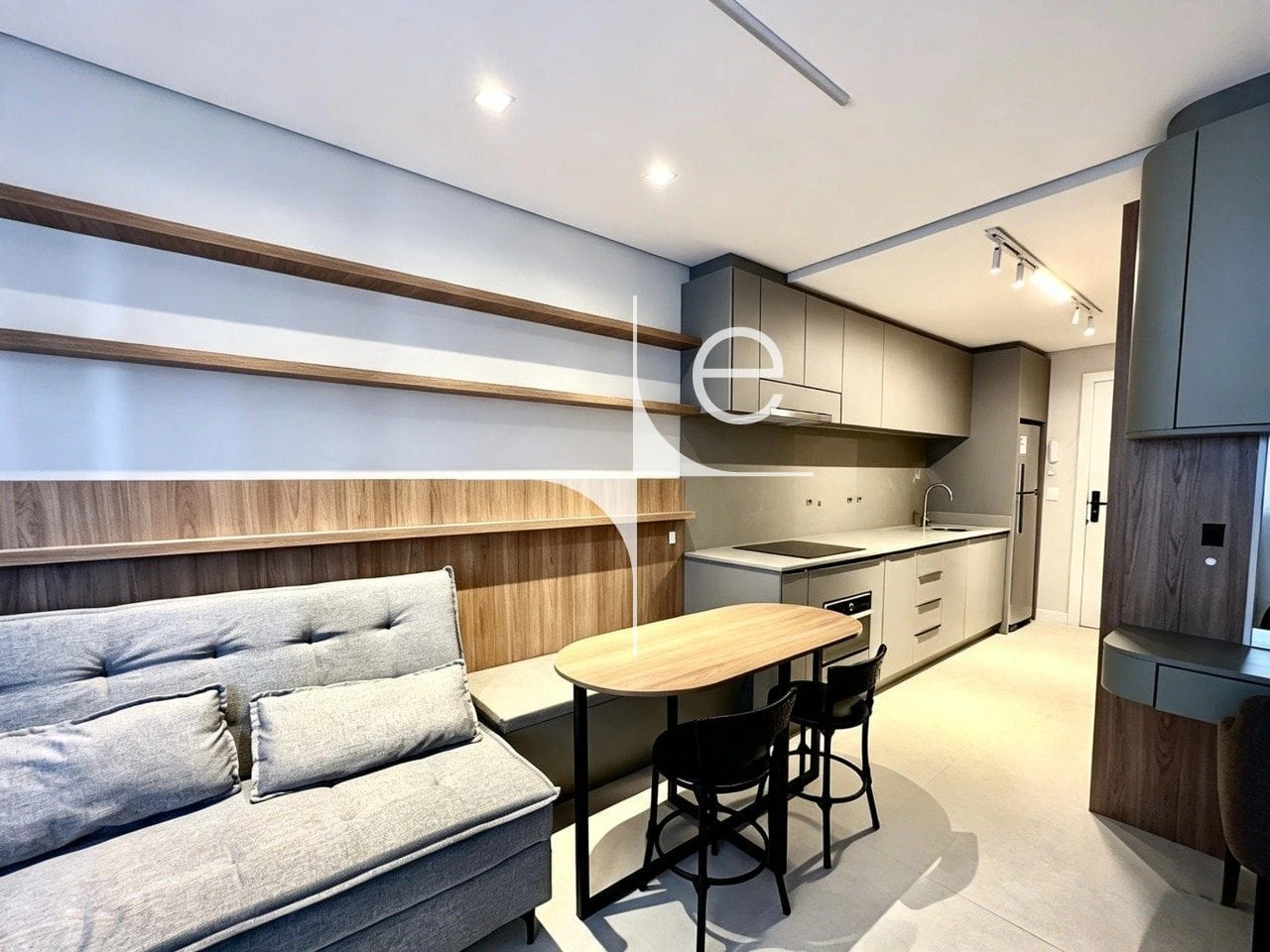 Furnished 1-bedroom apartment with an open-plan kitchen — photo 5