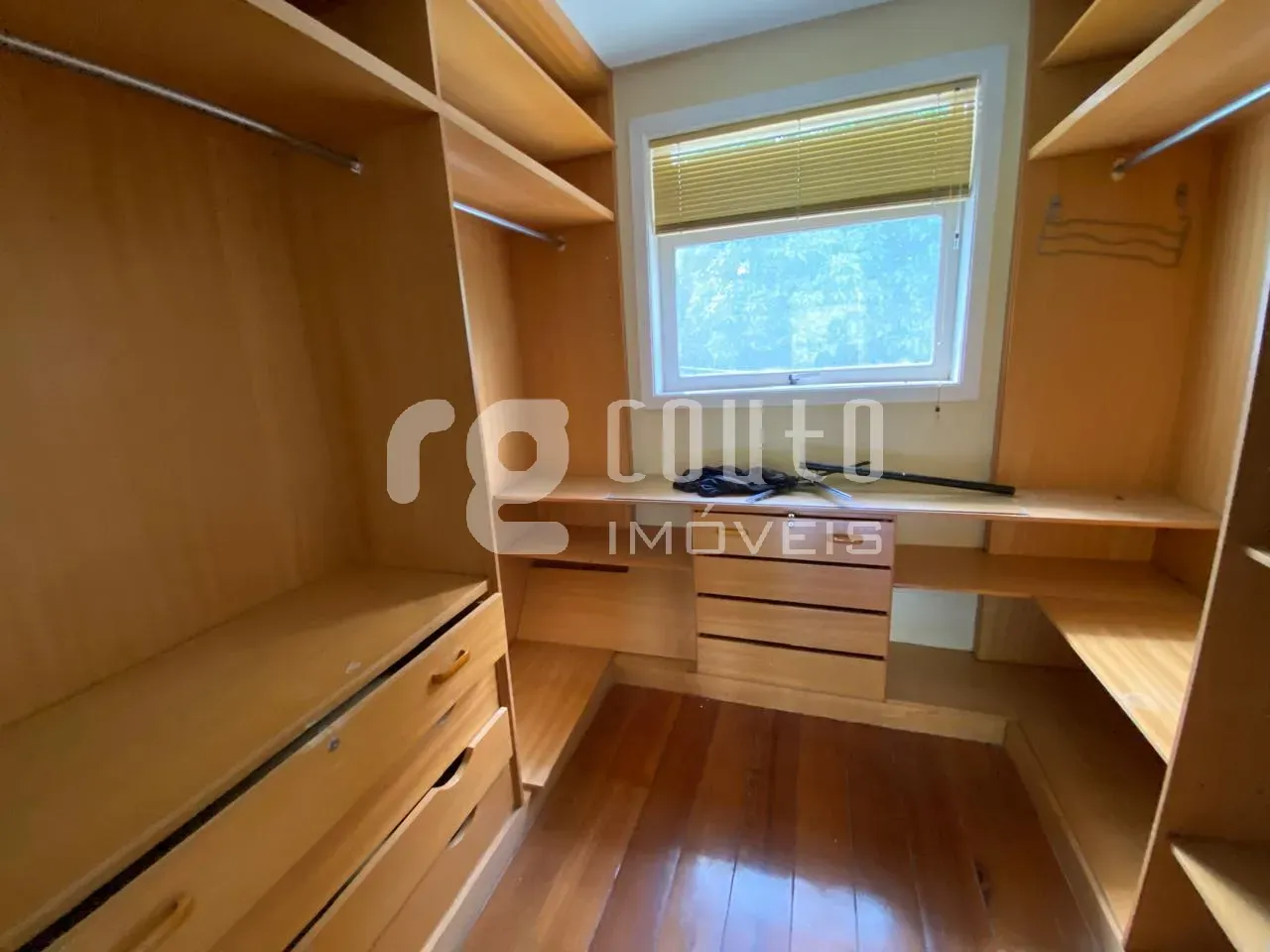 Apartment with 5 bedrooms and a balcony, 4 bathrooms — photo 17