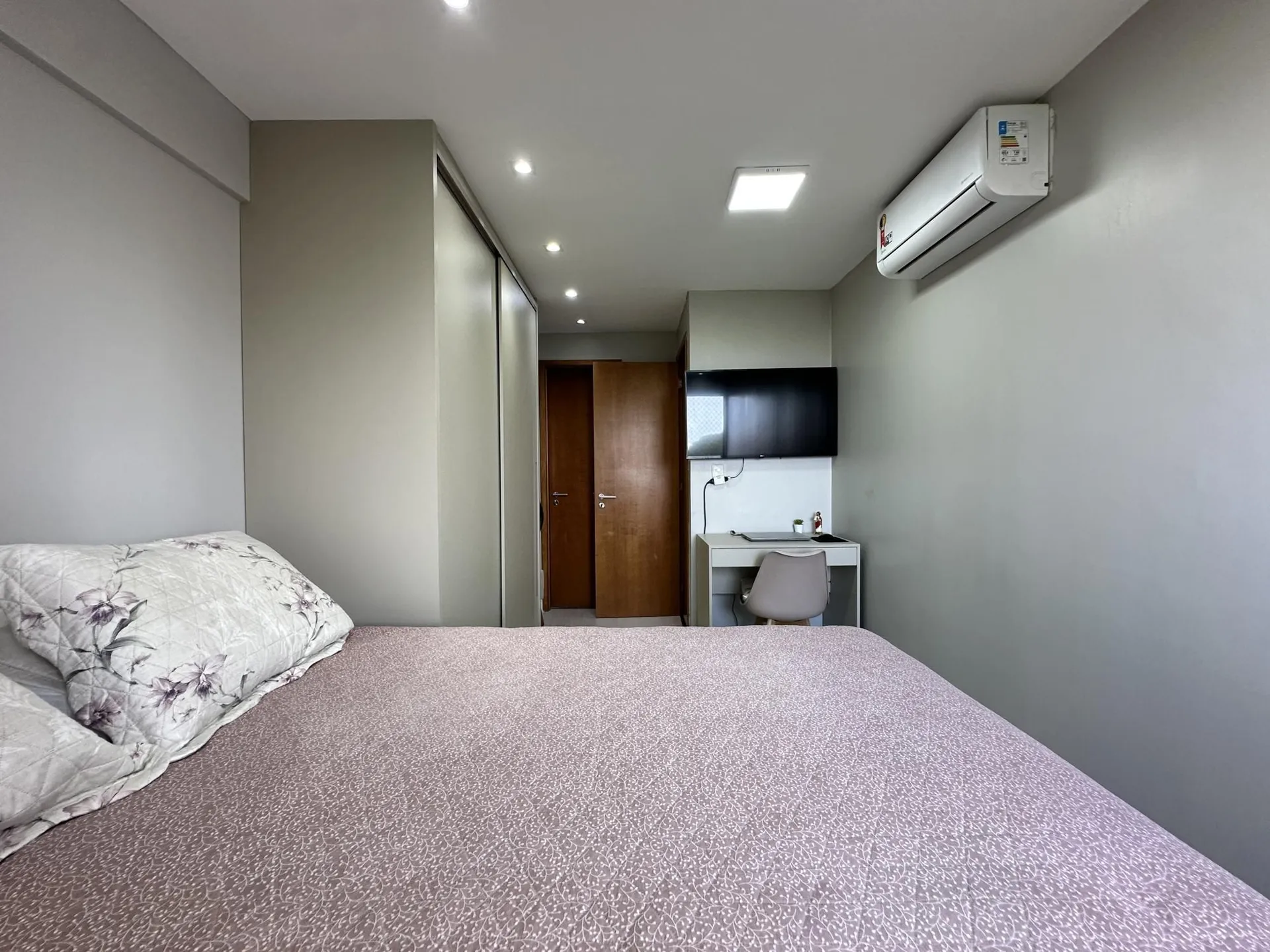 2-bedroom apartment with floor-to-ceiling windows — photo 4
