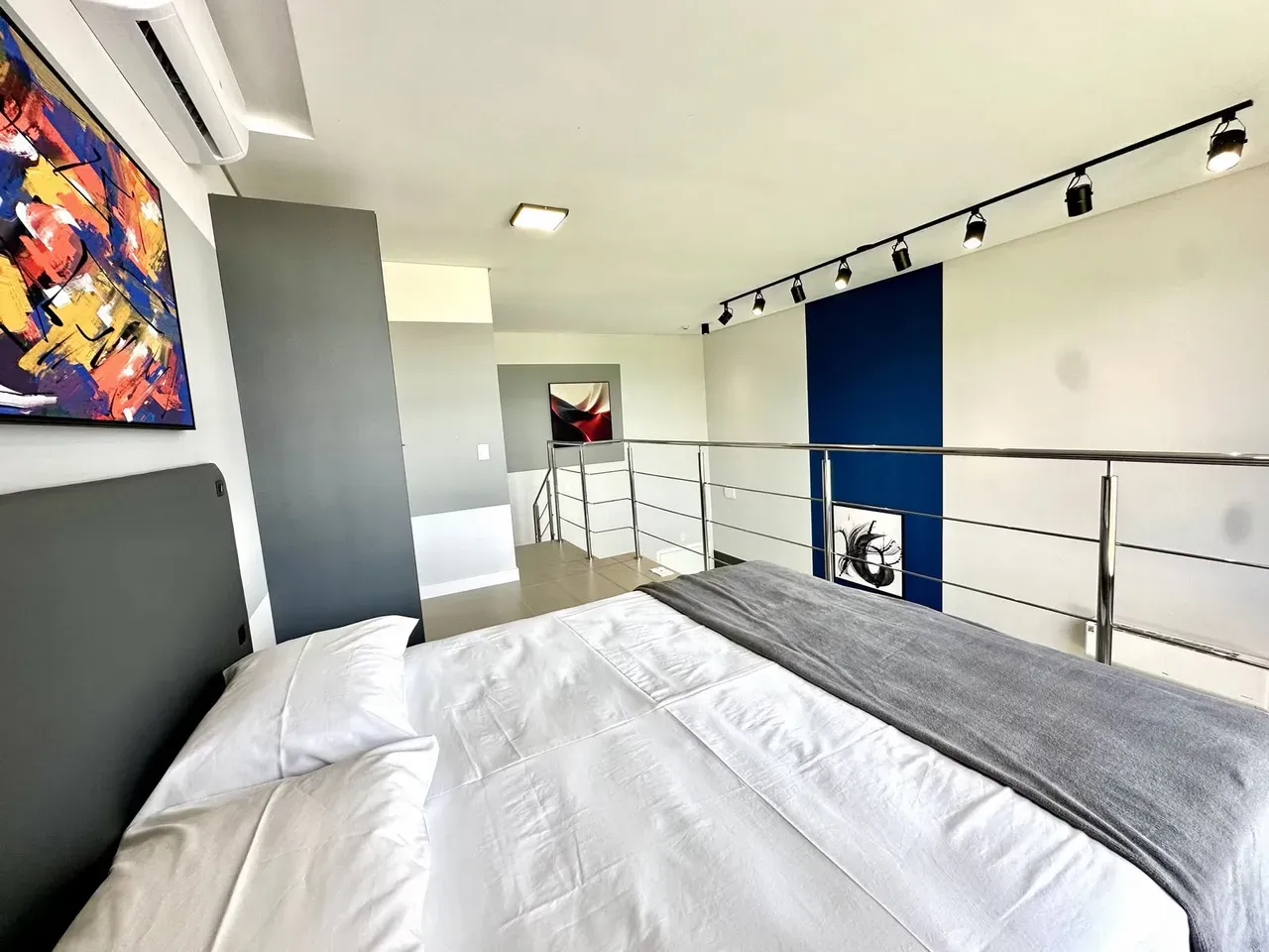 One-bedroom apartment with floor-to-ceiling windows — photo 2