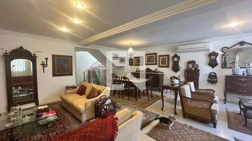 Walk-in closet in a 5-bedroom house, 250 m²