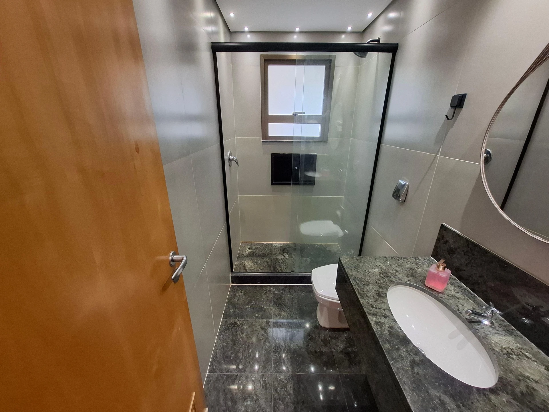 1-bedroom apartment with en-suite and no parking — photo 12