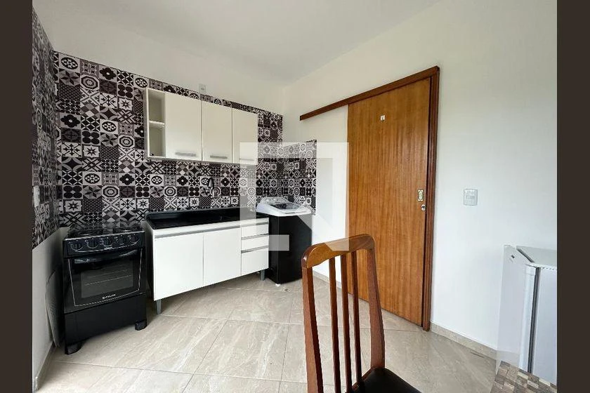 Apartamento mobiliado com 1 quarto e varanda