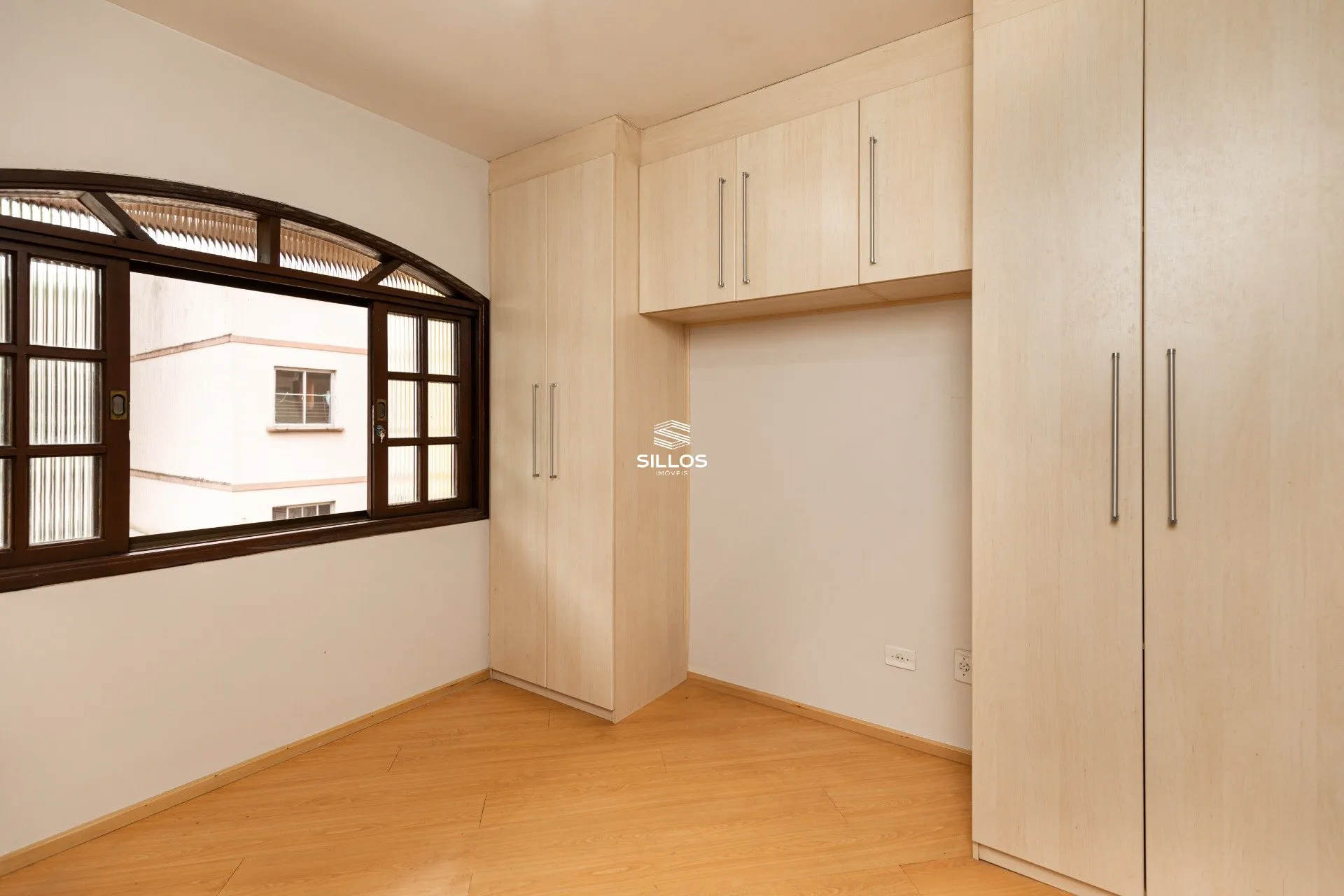 Casa de 3 quartos com piso de madeira ou laminado — photo 11