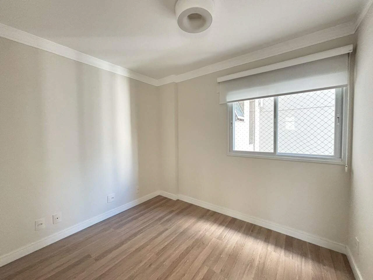 Glass-enclosed balcony in a 4-bedroom apartment, 127 m² — photo 23