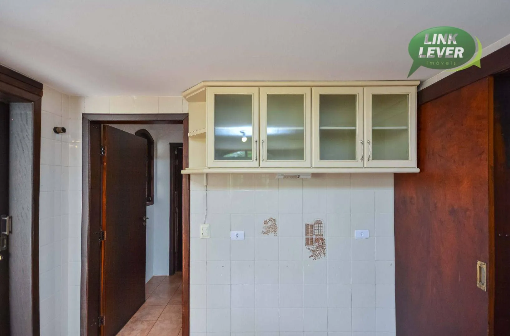 164 m² house with a fireplace and a grill on the balcony — photo 13