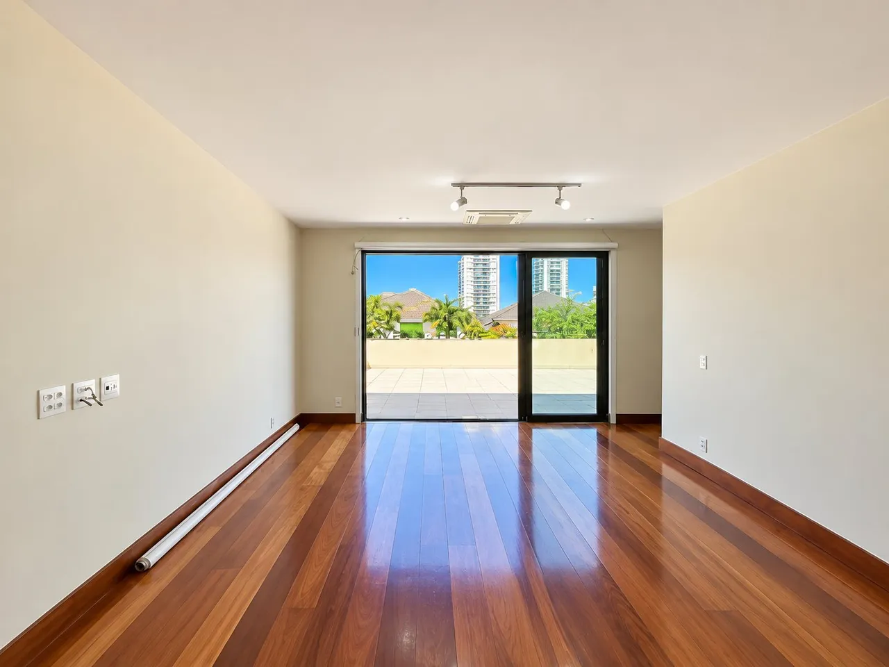 Furnished house with 5 bedrooms and 5 bathrooms plus a balcony
