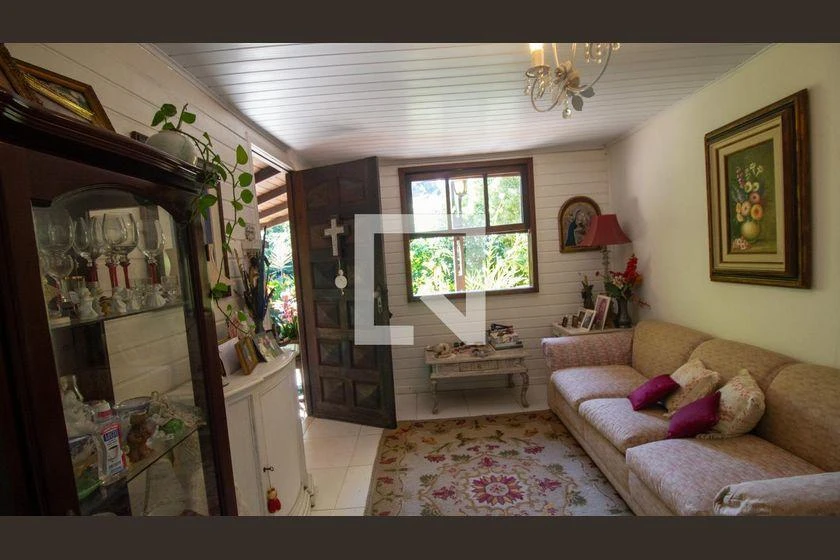 Furnished house with 5 bedrooms and 2100 m² — photo 16