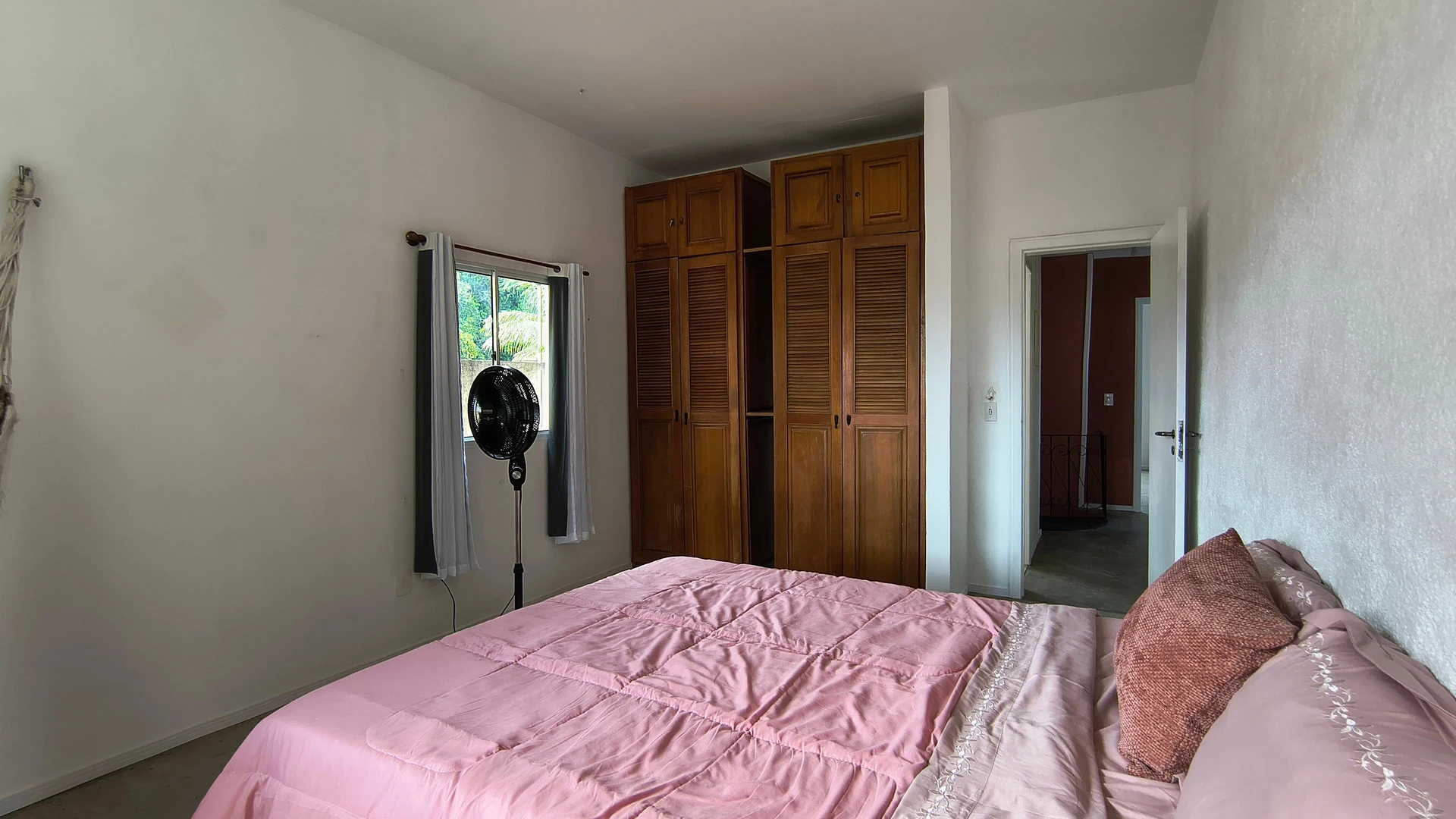 5-bedroom house with a bathtub — photo 11