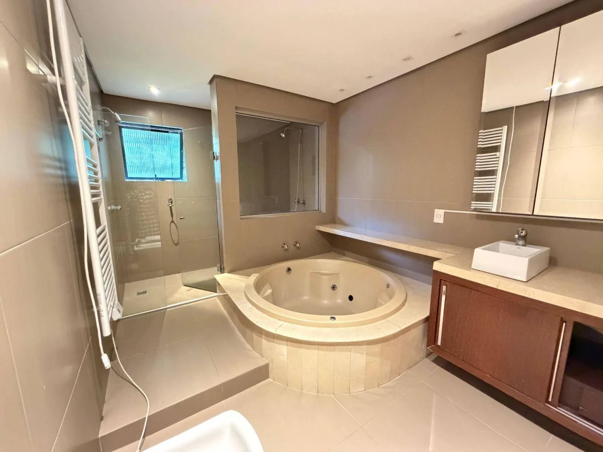 4-bedroom house with a bathtub — photo 3