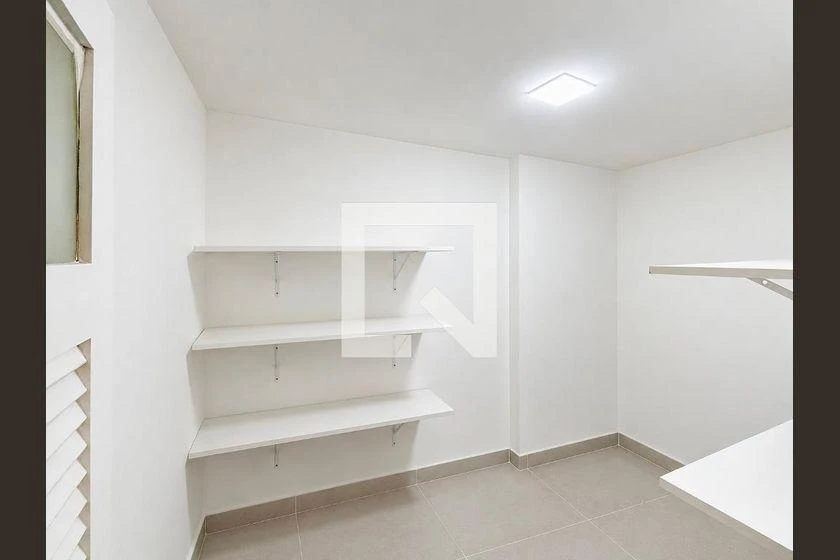Walk-in closet in a 3-bedroom apartment, 120 m² — photo 23