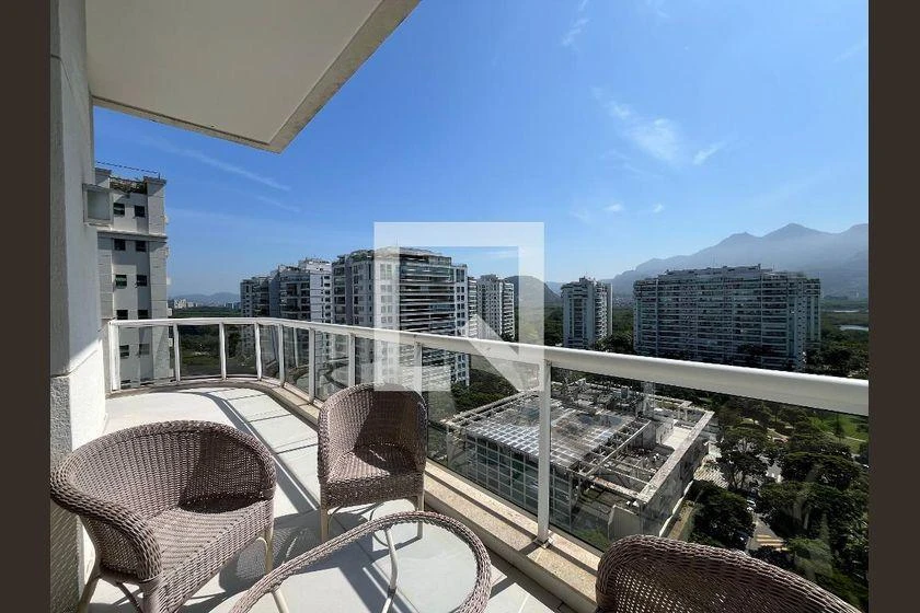 One-bedroom apartment with a mountain view — photo 3