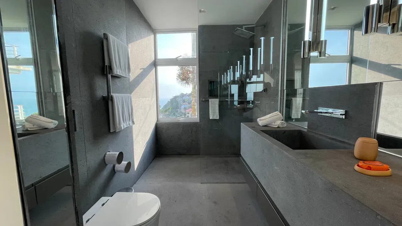 Unfurnished 3-bedroom, 3-bath house with a balcony — photo 26