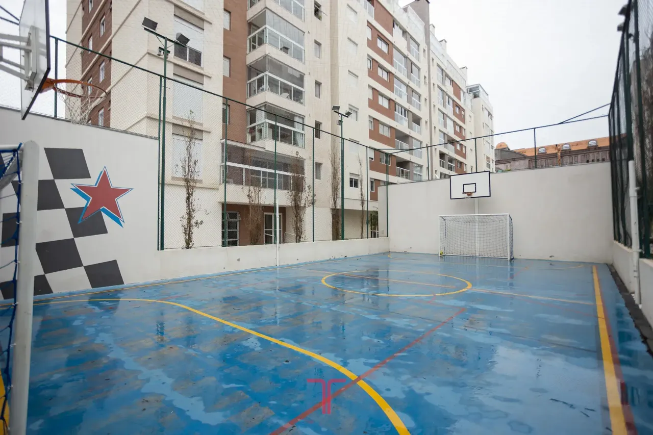 3-bedroom apartment in a building with a pool