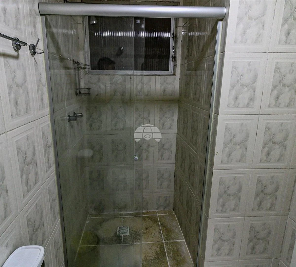 3-bedroom apartment with wood or laminate floors — photo 3