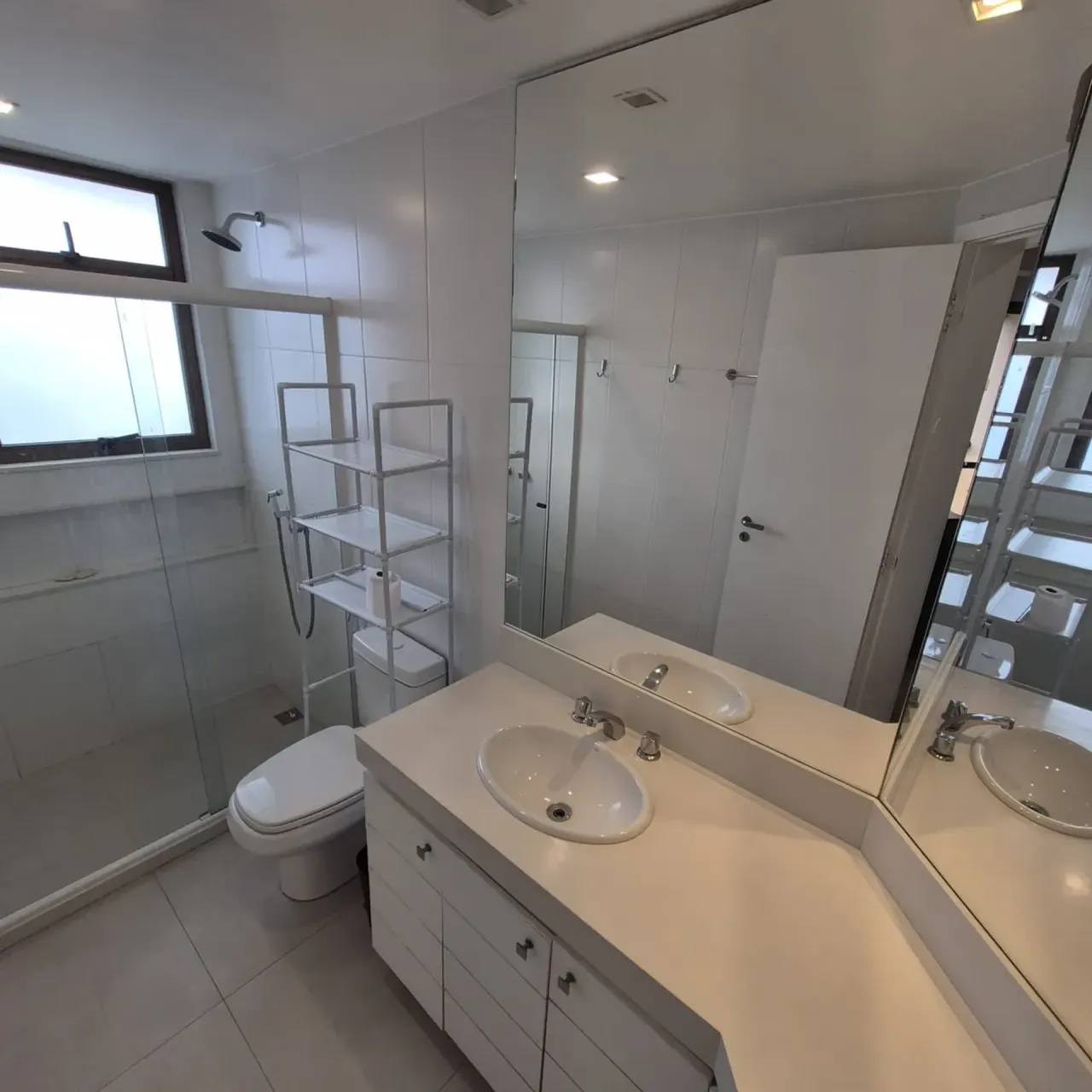 Furnished 1-bedroom apartment with open-plan kitchen — photo 3