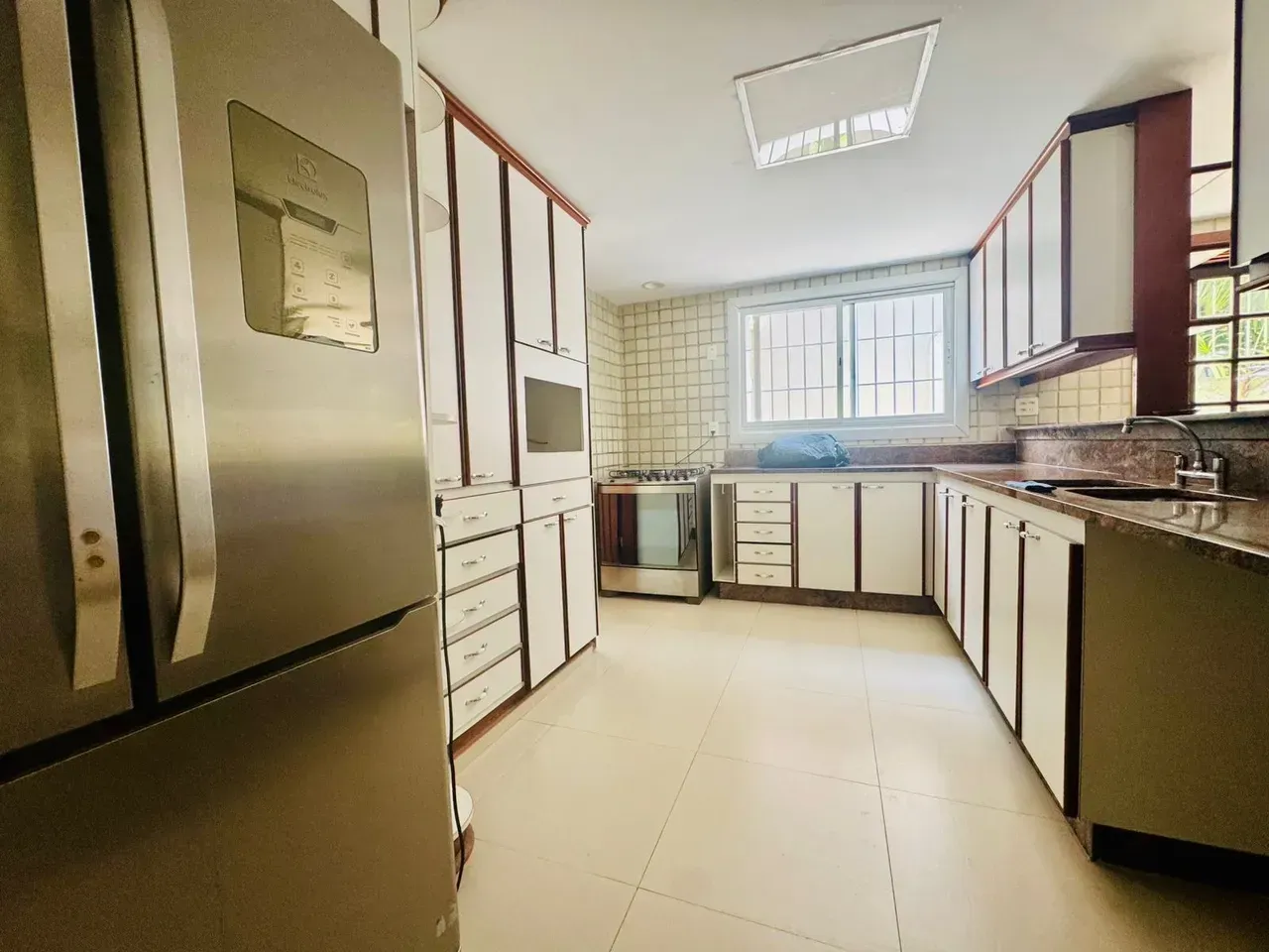 House with 5 suites and an integrated kitchen — photo 49