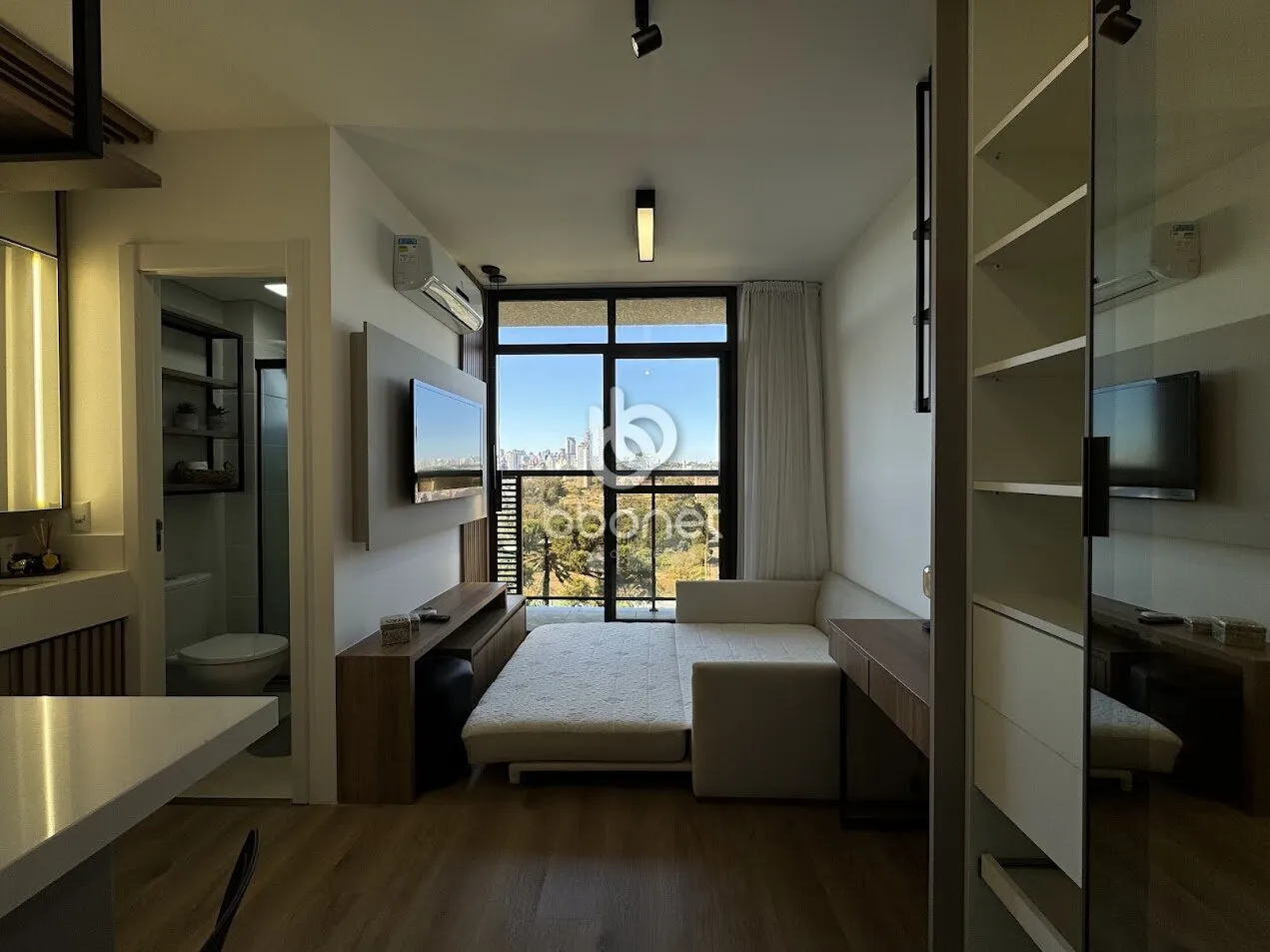 Furnished 1-bedroom apartment with glass balcony — photo 8