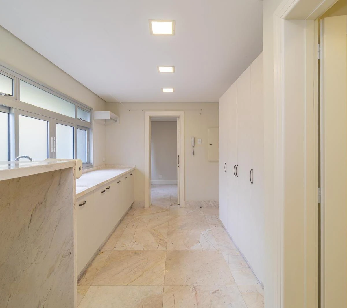 Home office in a 5-bedroom apartment, 441 m² — photo 10